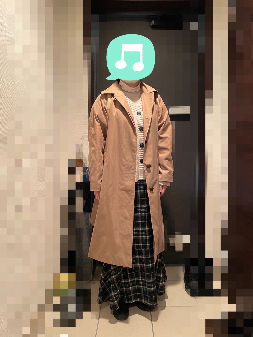 「カジュアルダウン、春アウター、カーディガン、マーメイドスカート、レイヤードスタイル、プチプラ、ロンT、UNIQLO、チェック、ニット、タートルネック、スニーカー、ロングコート、GU、ロングスカート」｜「UNIQLOのステンカラーコート　Sサイズ（ステンカラーコート、ベージュ系）」を使った、むぅたさん（レディース・159cm）の春コーディネートの1枚目の写真