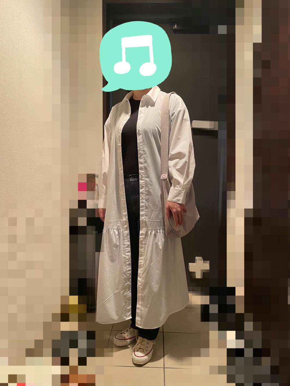 「散歩、ＧＷ、休日スタイル、シャツワンピ、レイヤードスタイル、コンバース、タックイン、UNIQLO、モノトーン、デニムっていいよね、シャツスタイル、デニム、ロングワンピース、スニーカー、GU」｜「Adam et Rope' Le Magasinのショルダーバッグ（ショルダーバッグ、グレー系）」を使った、むぅたさん（レディース・159cm）の春コーディネートの1枚目の写真