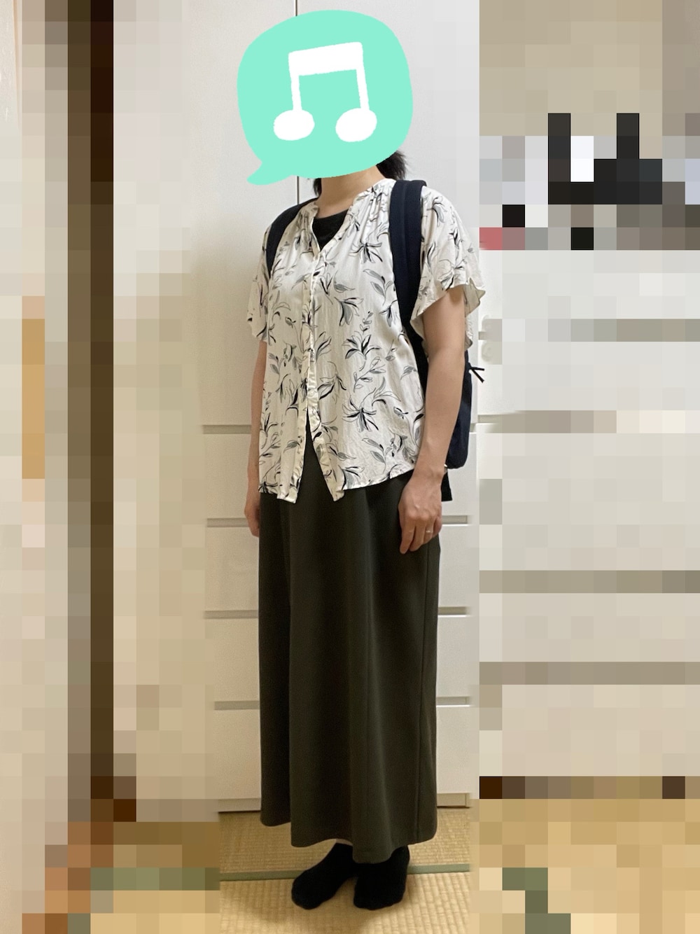 「ワンピース、秋服準備はじめました、ブラウス、スニーカー、リュック、室内でごめんなさい、タンクトップ、キャミワンピ」｜「無印良品のコットンレーヨンタンクトップ 婦人Ｍ（タンクトップ、ブラック系）」を使った、むぅたさん（レディース・159cm）の秋コーディネートの1枚目の写真