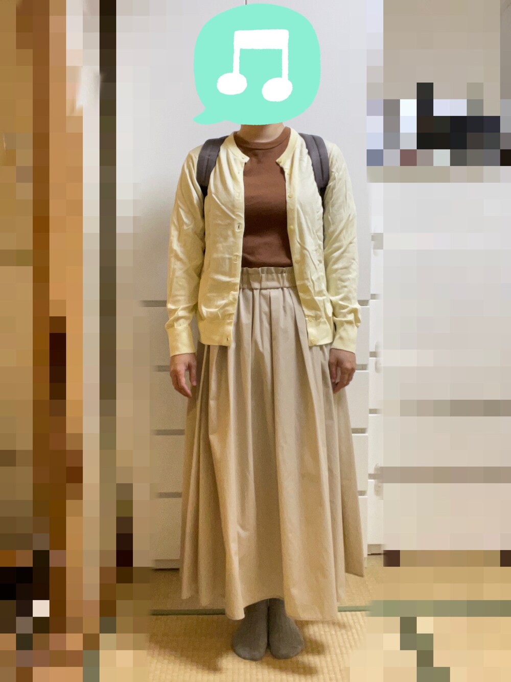 「Tシャツ、カーディガン、スカート、スニーカー、リュック、室内でごめんなさい、ロングスカート」｜「UNIQLOのリブクルーネックT(5分丈) Lサイズ（Tシャツ/カットソー、ブラウン系）」を使った、むぅたさん（レディース・159cm）の秋コーディネートの1枚目の写真