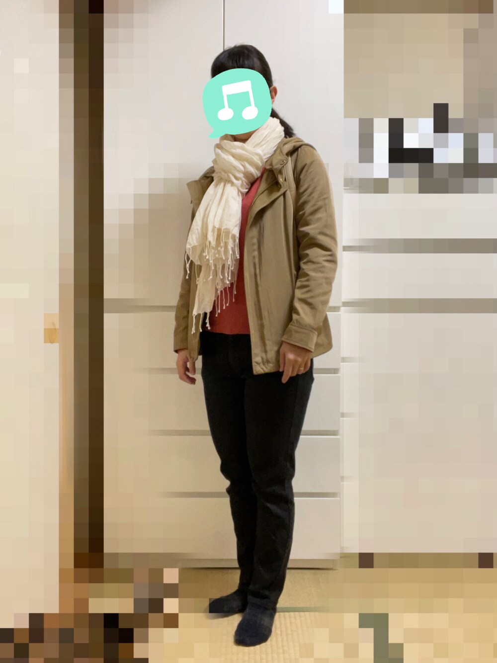 「室内でごめんなさい、ショート丈アウター、カラーニット、冬コーデ、プチプラ、デニム、UNIQLO、デニムっていいよね、ピンク、ニット、スニーカー」｜「ROPE' PICNICの【撥水加工・花粉ガード】ライナー付きマウンテンパーカー（マウンテンパーカー、ベージュ系）」を使った、むぅたさん（レディース・159cm）の冬コーディネートの1枚目の写真