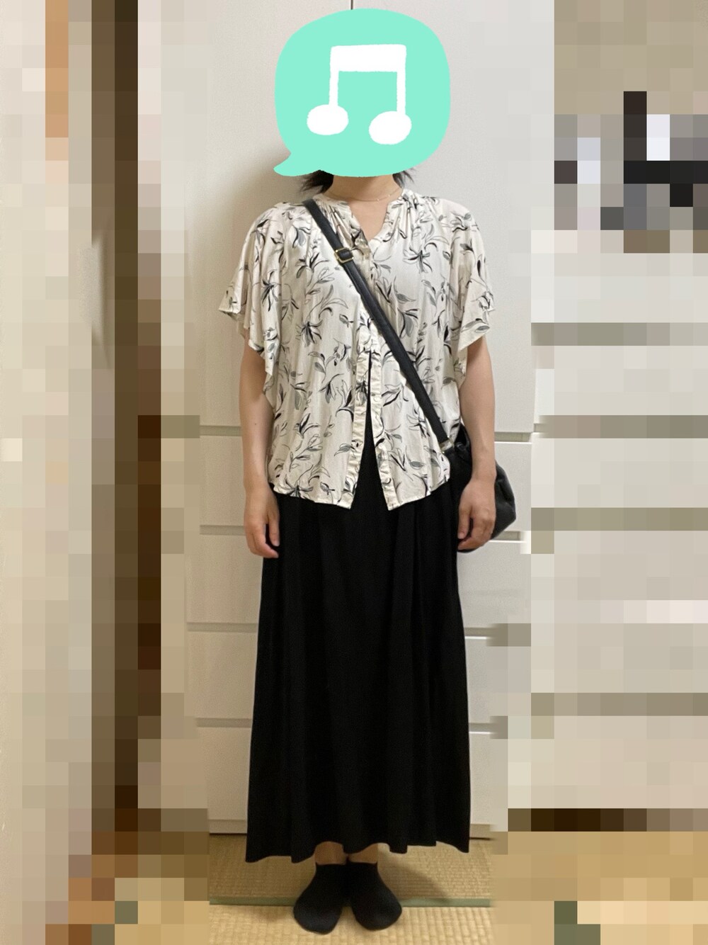 「ブラウス、タンクトップ、ワンピース、ショルダーバッグ、スニーカー、室内でごめんなさい、プチプラ」｜「GUのリブスクエアネックニットタンクトップ　Mサイズ（タンクトップ、ホワイト系）」を使った、むぅたさん（レディース・159cm）の夏コーディネートの1枚目の写真