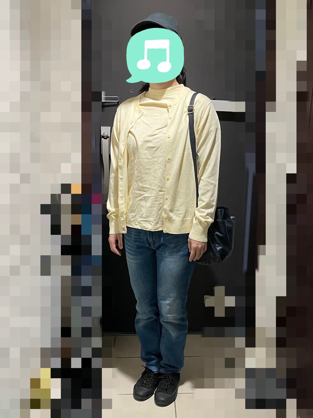 イエロー系のTシャツ/カットソー、イエロー系のカーディガン/ボレロ、ブルー系のデニムパンツを着用したレディースの春コーディネートの1枚目の写真