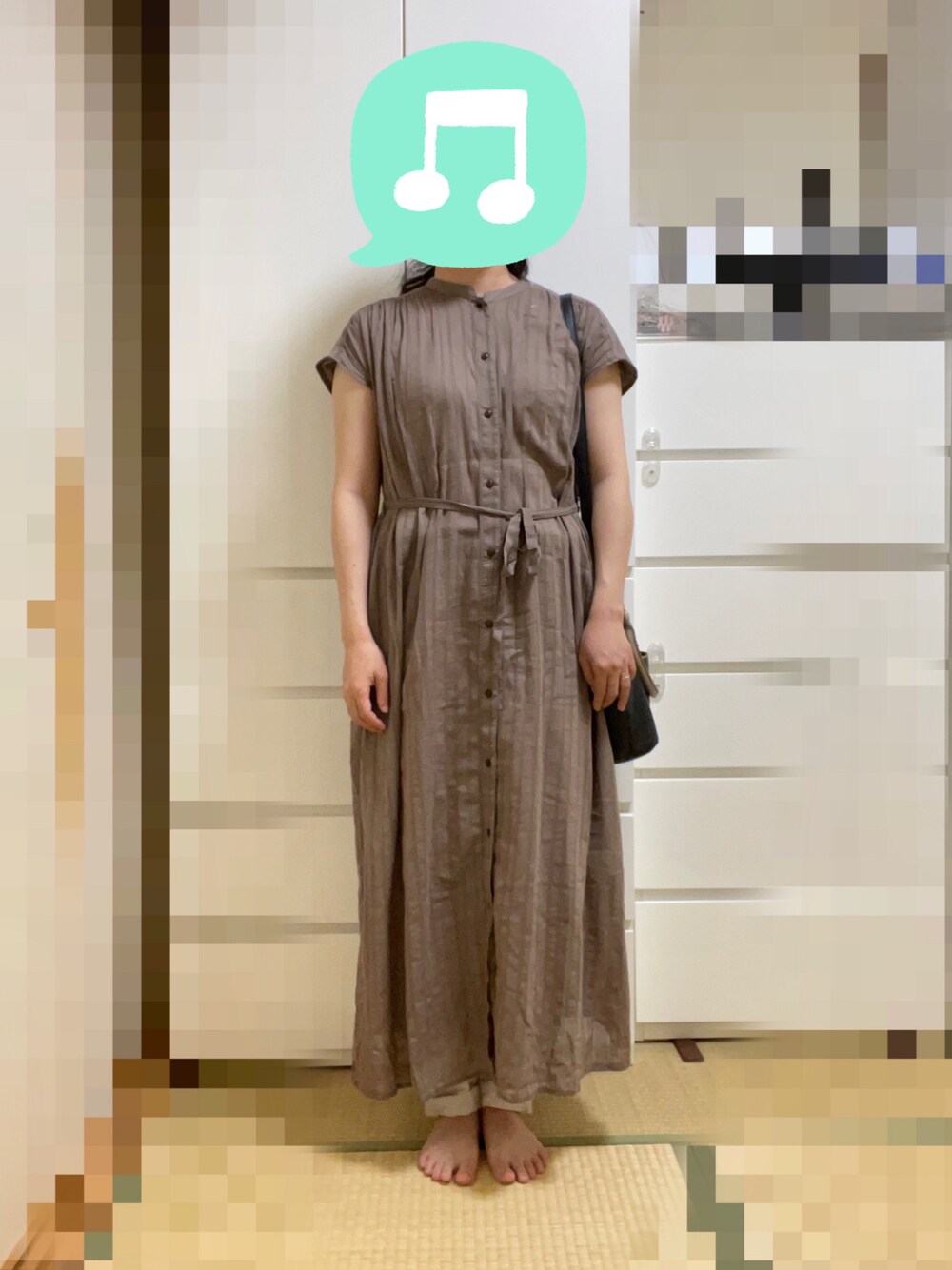 「シャツワンピース、室内でごめんなさい、日傘、ロングワンピース、夏コーデ、シンプルコーデ、リネン、ショルダーバッグ」｜「coenのストライプフレンチスリーブコットンワンピース（ワンピース、ブラウン系）」を使った、むぅたさん（レディース・159cm）の夏コーディネートの1枚目の写真