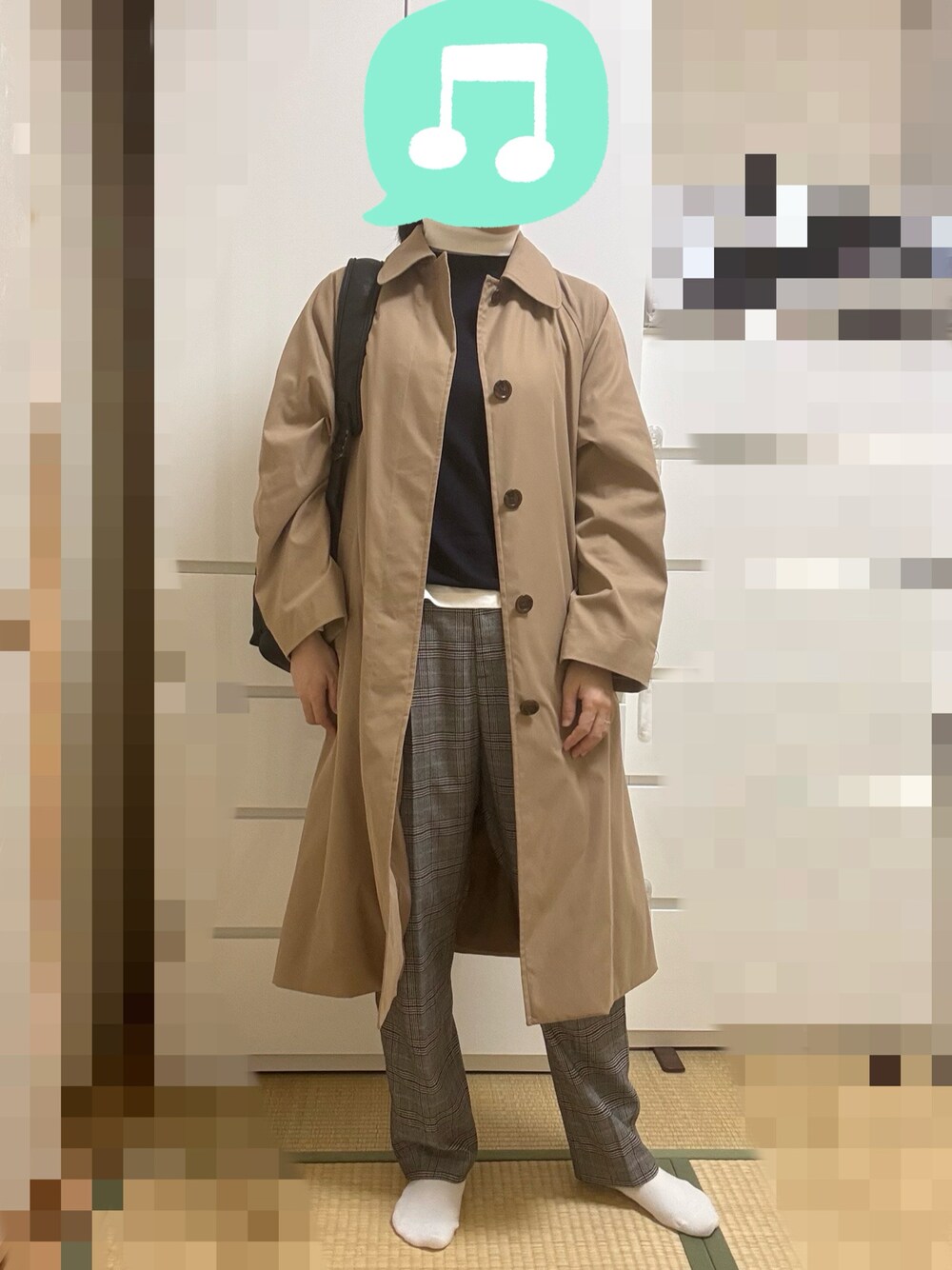 「ロングコート、プチプラ、ハイネック、ニット、レイヤードスタイル、チェック、パンツスタイル、パンプス、リュック、室内でごめんなさい」｜「UNIQLOのヒートテックコットンタートルネックT（極暖・長袖) Mサイズ（Tシャツ/カットソー、ホワイト系）」を使った、むぅたさん（レディース・159cm）の冬コーディネートの1枚目の写真