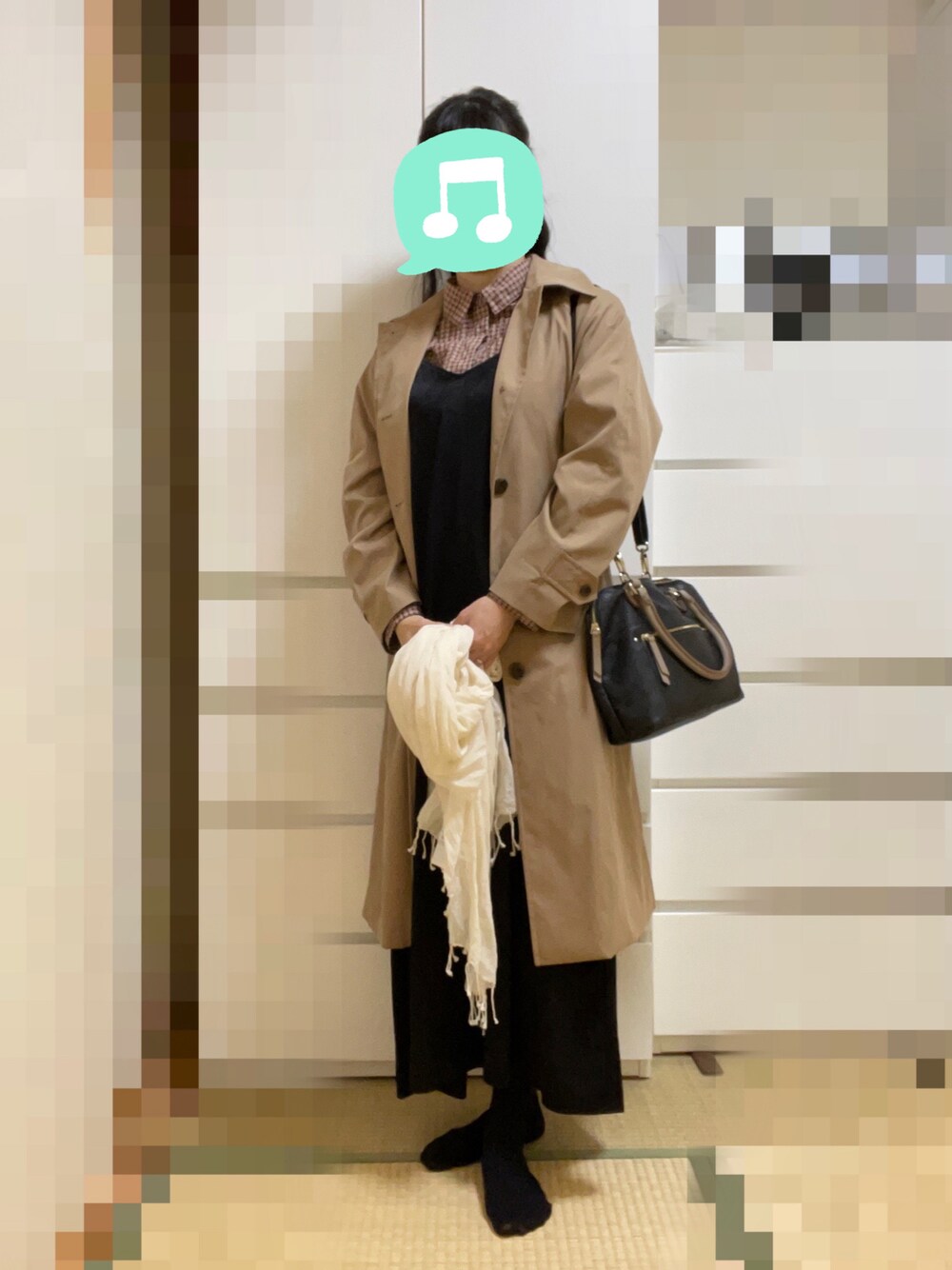 「プチプラ、室内でごめんなさい、キレイめ、チェック柄に恋してる、ブーツ、マイベストコーデ2021、ロングコート、シヨートブーツ、シャツスタイル、ロングワンピース、UNIQLO、キャミワンピ、ショルダーバッグ、チェック」｜「UNIQLOのステンカラーコート　Sサイズ（ステンカラーコート、ベージュ系）」を使った、むぅたさん（レディース・159cm）の秋コーディネートの1枚目の写真