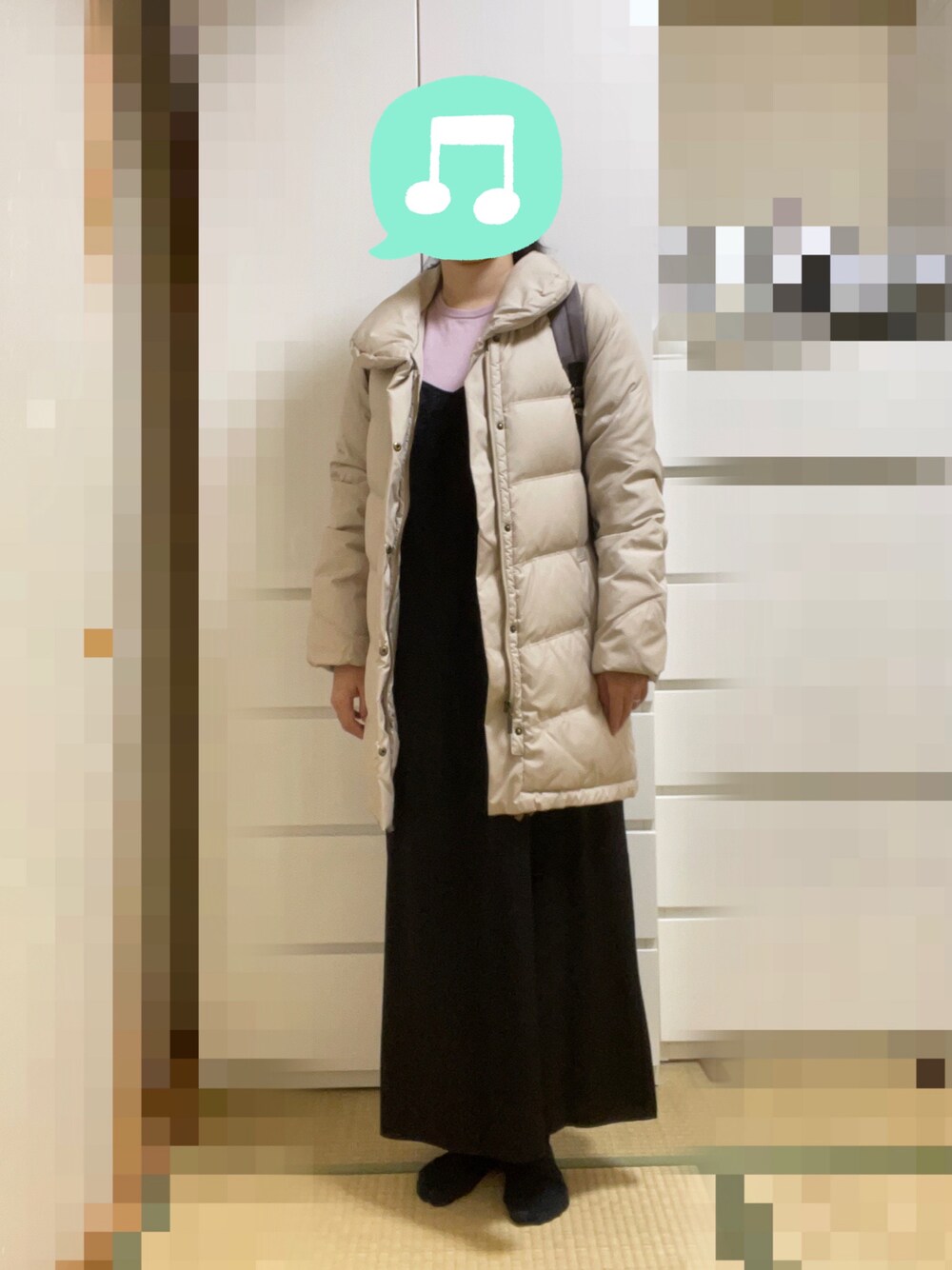 「室内でごめんなさい、白ダウン、プチプラ、カラーニット、レイヤードスタイル、ロングワンピース、UNIQLO、キャミワンピ、ピンク、ニット、冬コーデ、スニーカー」｜「QUEENS COURTのダウン（ミドル丈ダウン）（ダウンジャケット/コート、ホワイト系）」を使った、むぅたさん（レディース・159cm）の冬コーディネートの1枚目の写真
