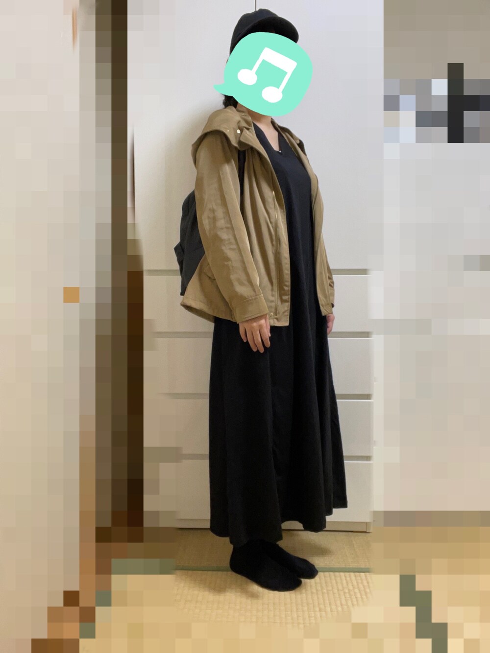 「習い事、室内でごめんなさい、モノトーン、差し色、ロングワンピース、レイヤードスタイル、シンプルコーデ、スニーカー、UNIQLO、プチプラ、キャップ」｜「Samansa Mos2の温暖保湿加工ボーダークルーネックカットソー（Tシャツ/カットソー、ホワイト系）」を使った、むぅたさん（レディース・159cm）の秋コーディネートの1枚目の写真