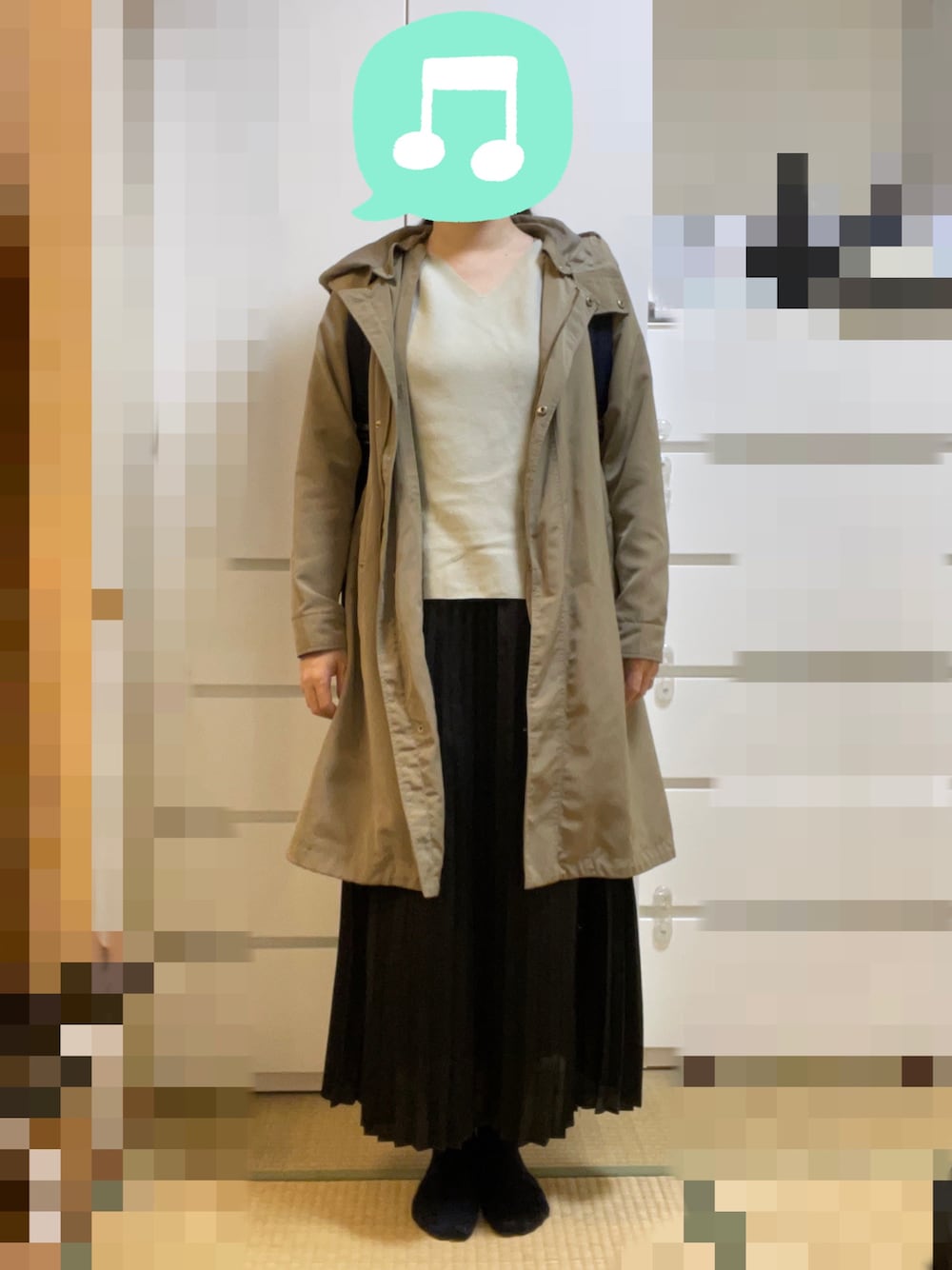 「室内でごめんなさい、スカート、レインブーツ、リュック、ロングスカート」｜「UNIQLOの3DコットンVネックセーター(長袖) Lサイズ（トップス、グリーン系）」を使った、むぅたさん（レディース・159cm）の春コーディネートの1枚目の写真