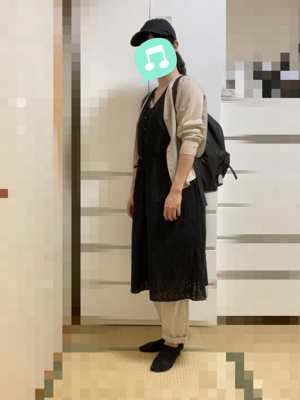 「カーディガン、レイヤードスタイル、秋コーデ、室内でごめんなさい、ツートーンコーデ、スニーカーコーデ、キャップ、白パンツ、スニーカー」｜「GAPのアイレット ミディ　ワンピース（ワンピース、ブラック系）」を使った、むぅたさん（レディース・159cm）の秋コーディネートの1枚目の写真