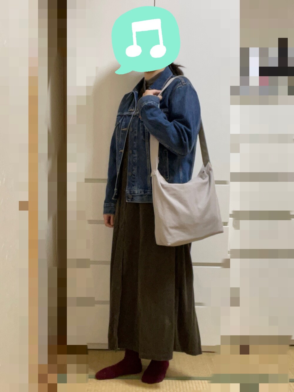 「トートバッグ、古着、ワンピース、デニムジャケット、秋コーデ、Dr.Martens、室内でごめんなさい、コーデュロイ」｜「L.L.Beanのコーデュロイシャツワンピース（シャツワンピース、グリーン系）」を使った、むぅたさん（レディース・159cm）の冬コーディネートの1枚目の写真