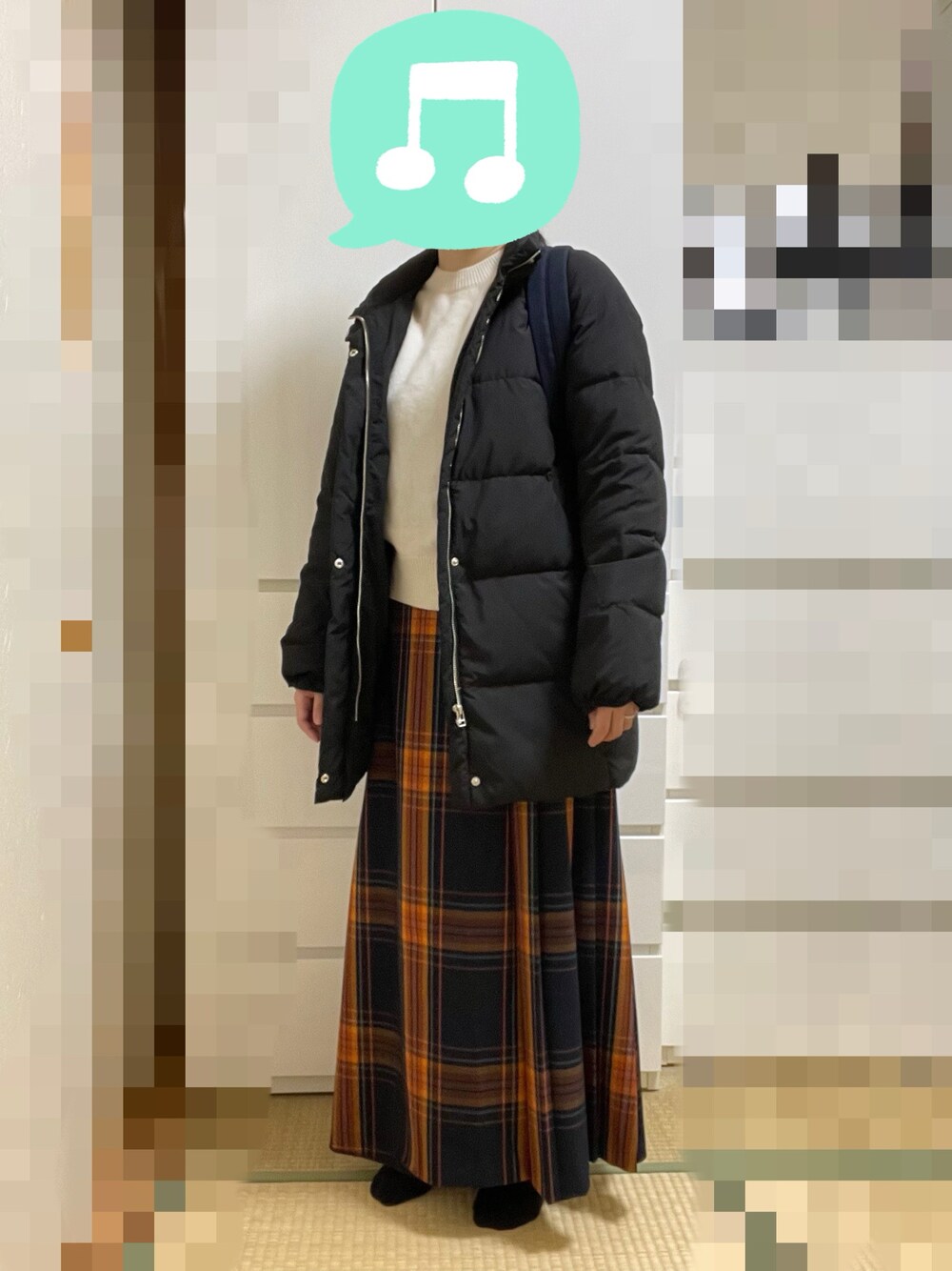 「チェック、ニット、ダウンジャケット、スニーカー、リュック、スカート、ニット帽、室内でごめんなさい」｜「UNIQLOのプレミアムラムクルーネックセーター（長袖）　Mサイズ（ニット/セーター、ホワイト系）」を使った、むぅたさん（レディース・159cm）の冬コーディネートの1枚目の写真