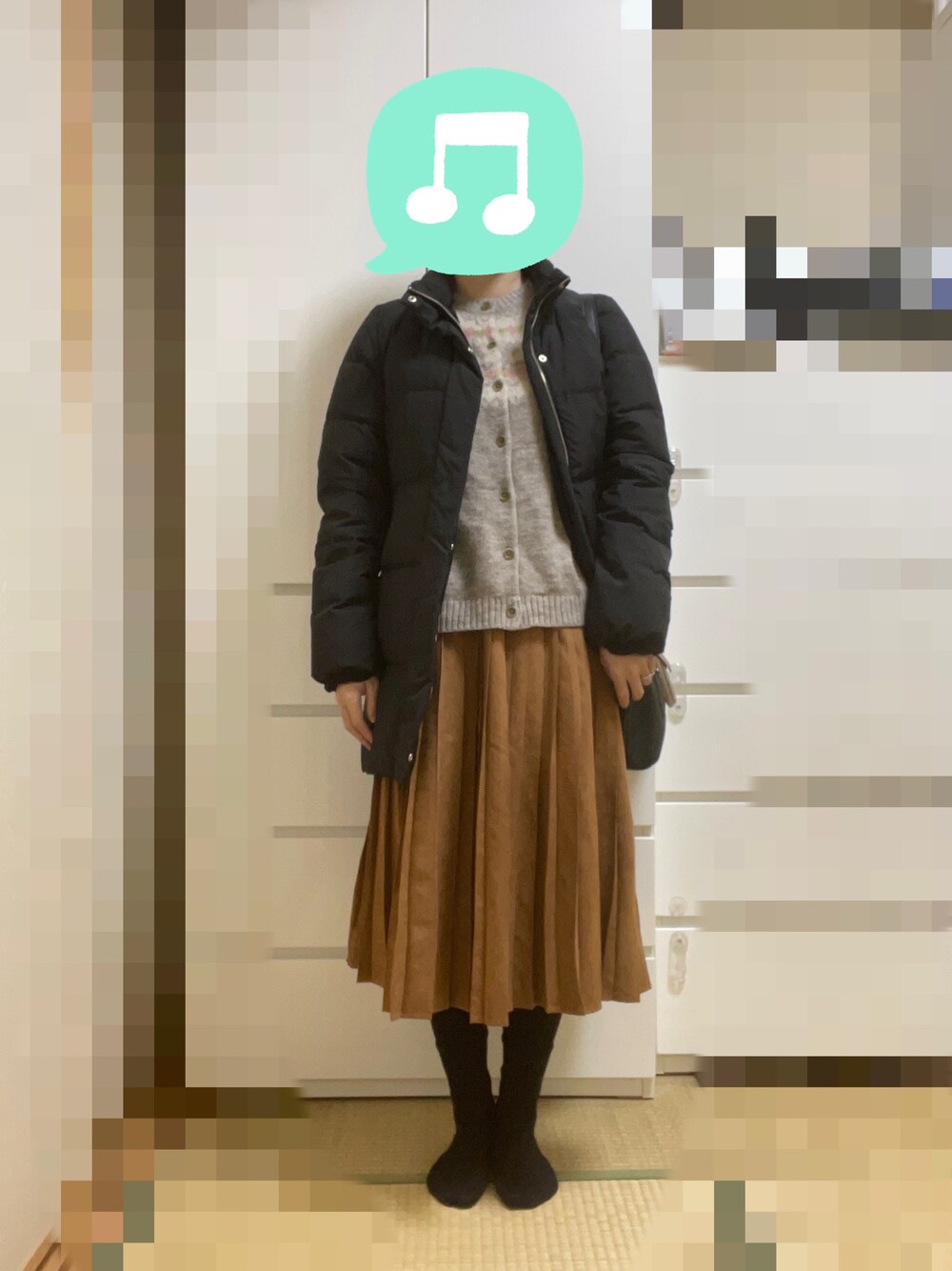 「ロングブーツ、室内でごめんなさい、ニット、冬コーデ、ブーツ、UNIQLO、ショルダーバッグ、プチプラ、カーディガン」｜「UNIQLOのジャガードカーディガン(長袖)（カーディガン/ボレロ、ベージュ系）」を使った、むぅたさん（レディース・159cm）の冬コーディネートの1枚目の写真