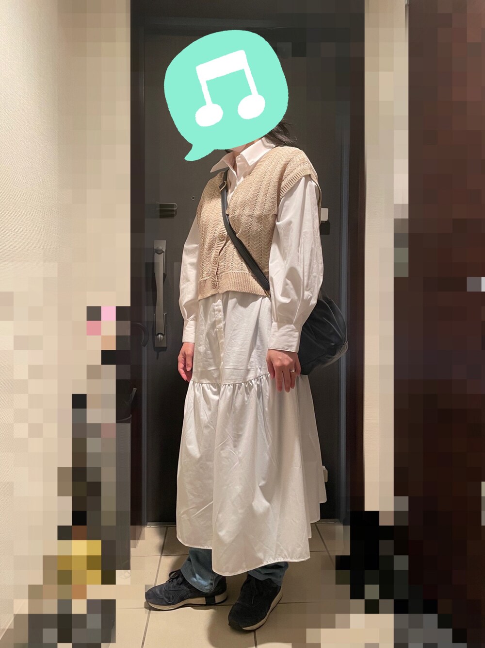 「シャツワンピース、ベスト、春コーデ、ロングワンピース、淡色コーデ、シャツワンピ、UNIQLO、デニムっていいよね、シャツスタイル、デニム、スクエアバッグ、ショルダーバッグ、スニーカー、GU」｜「GLOBAL WORKの2WAYアイレットベスト/269068（ベスト、ベージュ系）」を使った、むぅたさん（レディース・159cm）の春コーディネートの1枚目の写真
