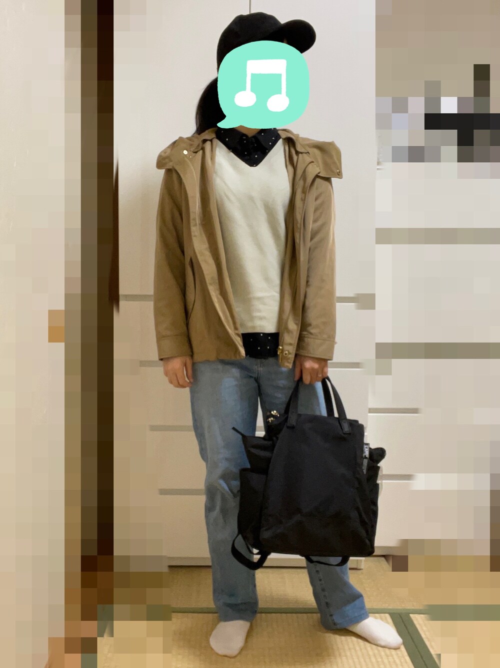 「厚底シューズ、UNIQLO、リュック、室内でごめんなさい、マウンテンパーカー、デニム、レイヤードスタイル、キャップ」｜「UNIQLOのレーヨンプリントブラウス（ドット・長袖）　Mサイズ（シャツ/ブラウス、ブラック系）」を使った、むぅたさん（レディース・159cm）の秋コーディネートの1枚目の写真