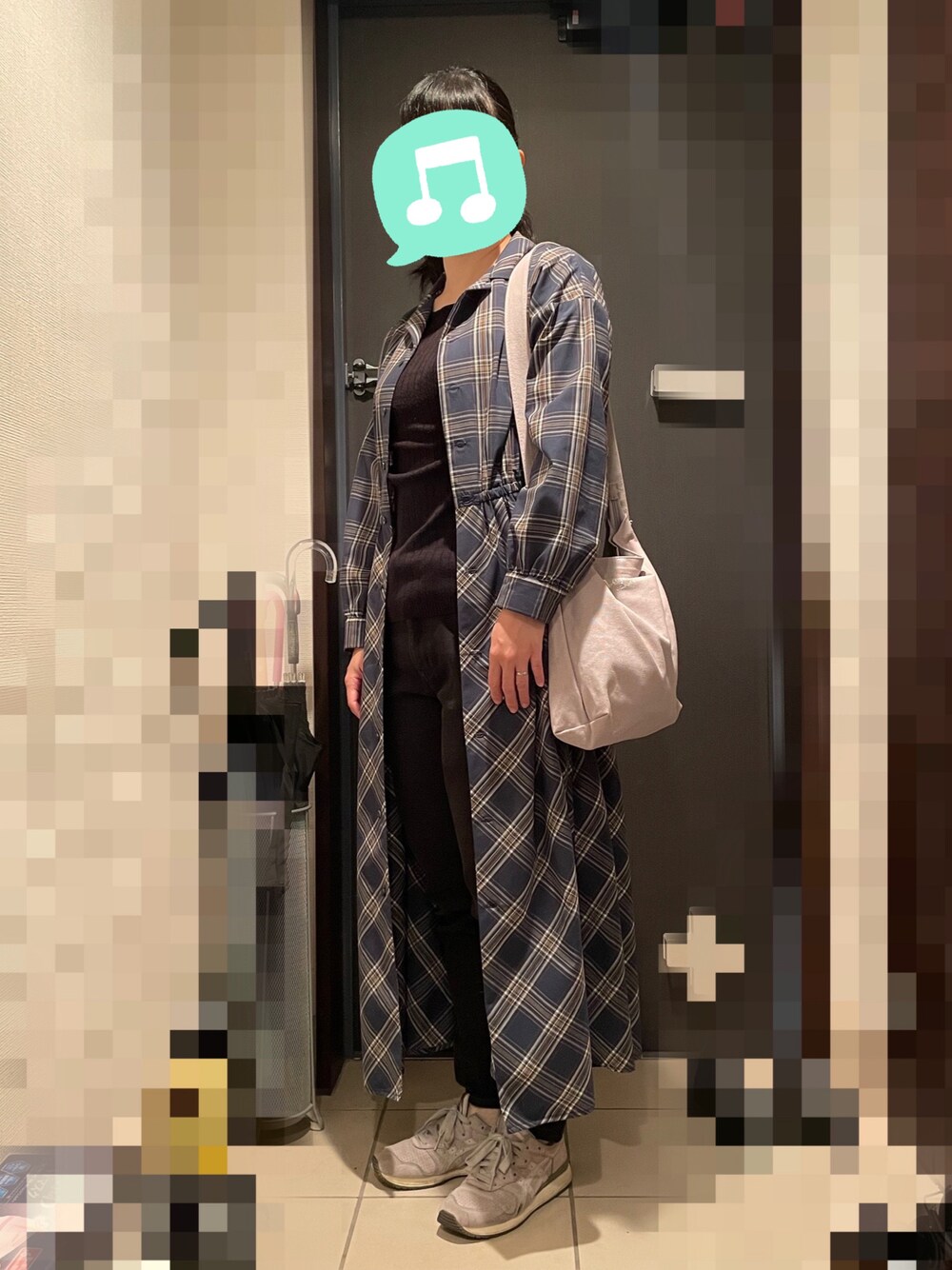 「トートバッグ、チェスターコート、UNIQLO、シャツワンピ、ロングワンピース、チェック柄に恋してる、スニーカーコーデ、レイヤードスタイル、プチプラ、デニム、デニムっていいよね、シャツスタイル、チェック、ニット、スニーカー」｜「ROPE' PICNICのチェックシャツワンピース（シャツワンピース、ブルー系）」を使った、むぅたさん（レディース・159cm）の秋コーディネートの1枚目の写真