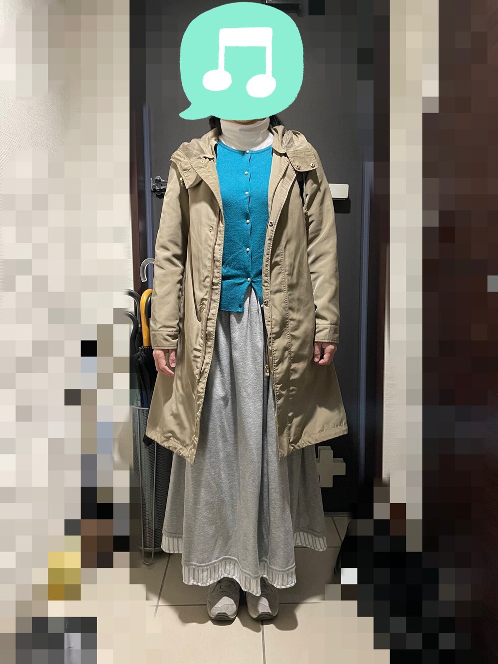 「習い事、ロングコート、UNIQLO、パールボタン、カラーニット、プチプラ、春色、レイヤードスタイル、カーディガン、春アウター、ロングスカート、スニーカー」｜「UNIQLOのスムースストレッチコットンタートルネックT（長袖）　Mサイズ（Tシャツ/カットソー、ホワイト系）」を使った、むぅたさん（レディース・159cm）の冬コーディネートの1枚目の写真