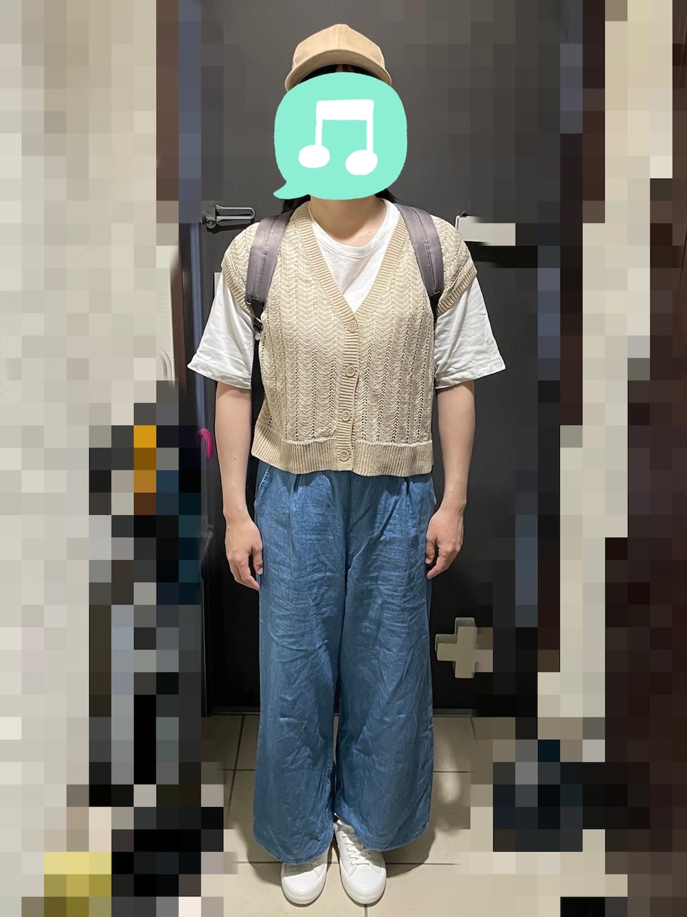 「ベスト、Tシャツ、スニーカー、白ニット、リュック、キャップ」｜「無印良品の 太番手天竺編みクルーネックＴシャツ 婦人Ｍ・白（Tシャツ/カットソー、ホワイト系）」を使った、むぅたさん（レディース・159cm）の春コーディネートの1枚目の写真