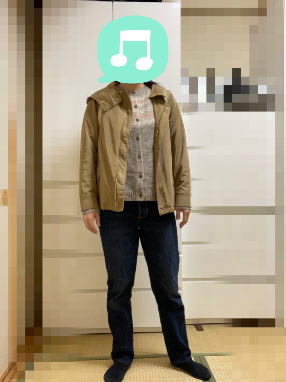 「室内でごめんなさい、デニム、春アウター、カーディガン、プチプラ、白スニーカー、Levi's、コンバース、UNIQLO、デニムっていいよね、ニット、スニーカー」｜「ROPE' PICNICの【撥水加工・花粉ガード】ライナー付きマウンテンパーカー（マウンテンパーカー、ベージュ系）」を使った、むぅたさん（レディース・159cm）の春コーディネートの1枚目の写真
