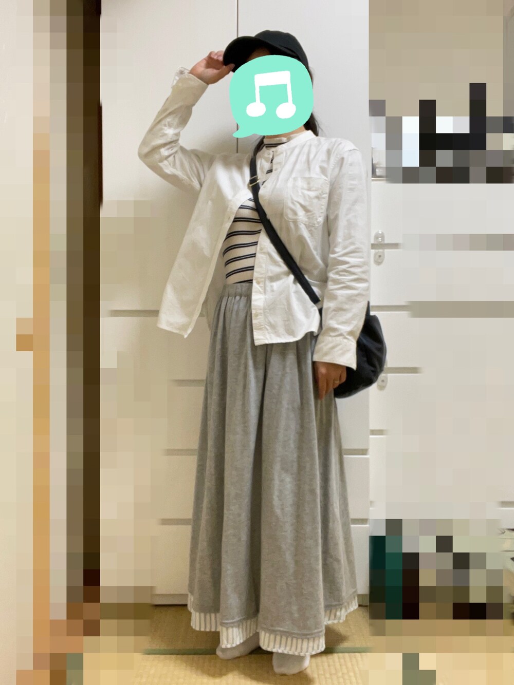 「カジュアルコーデ、室内でごめんなさい、ボーダー、シャツスタイル、キャップ、ロングスカート、スニーカー」｜「UNIQLOのリブボーダーハイネックＴ（長袖）　Lサイズ（ニット/セーター、ホワイト系）」を使った、むぅたさん（レディース・159cm）の春コーディネートの1枚目の写真