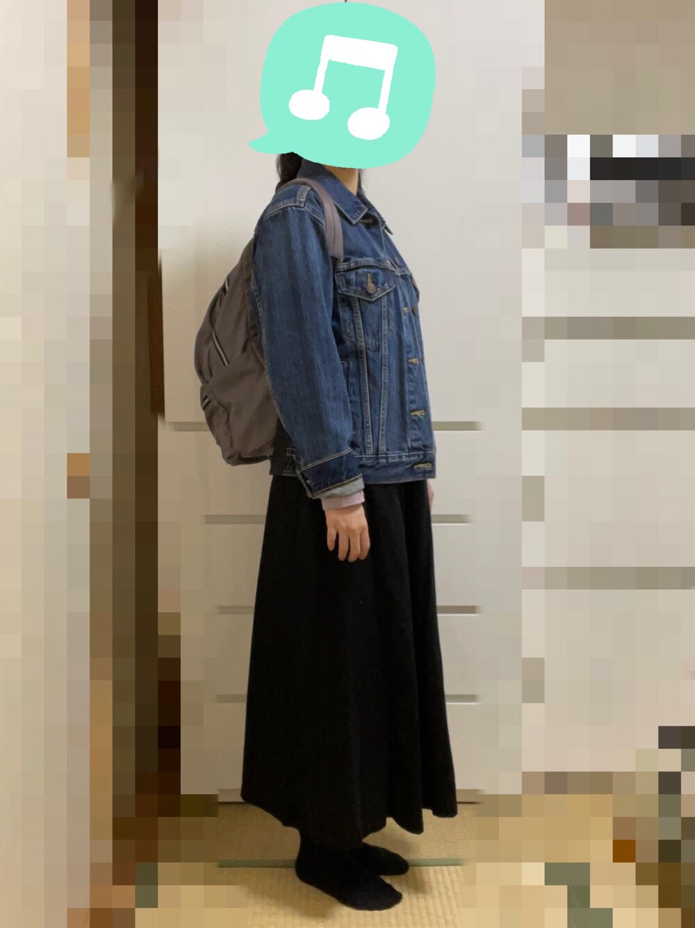 「デニムジャケット、デニム、ワンピース、カットソー、レイヤードスタイル、ブーツ、リュック、室内でごめんなさい」｜「HoneysのオーガニッククルーＴシャツ（Tシャツ/カットソー、パープル系）」を使った、むぅたさん（レディース・159cm）の冬コーディネートの1枚目の写真