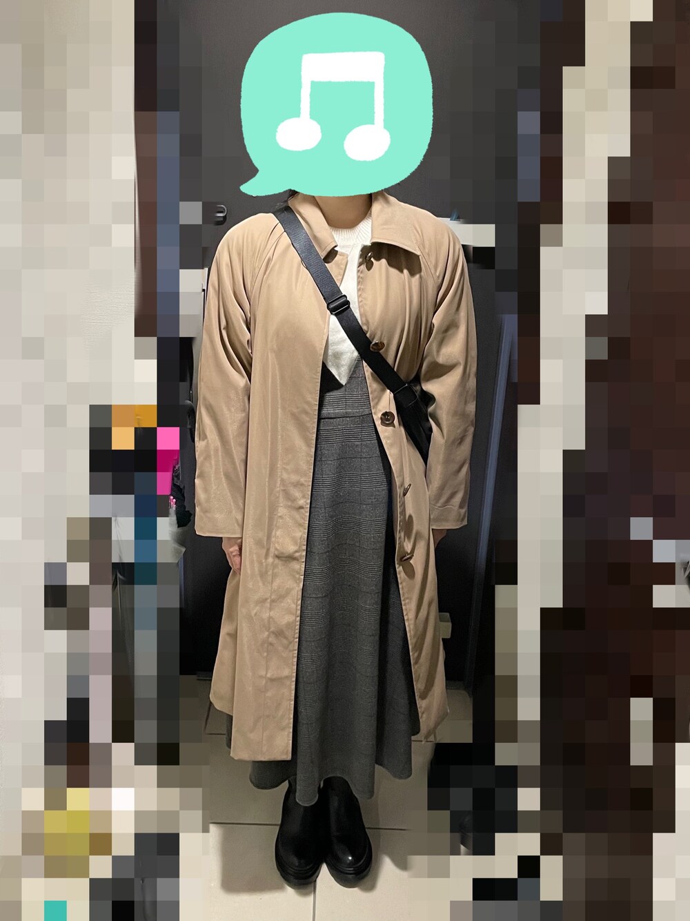 「ニット、ジャンパースカート、ブーツ、コート、UNIQLO、ショルダーバッグ」｜「UNIQLOのプレミアムラムクルーネックセーター（長袖）　Mサイズ（ニット/セーター、ホワイト系）」を使った、むぅたさん（レディース・159cm）の冬コーディネートの1枚目の写真