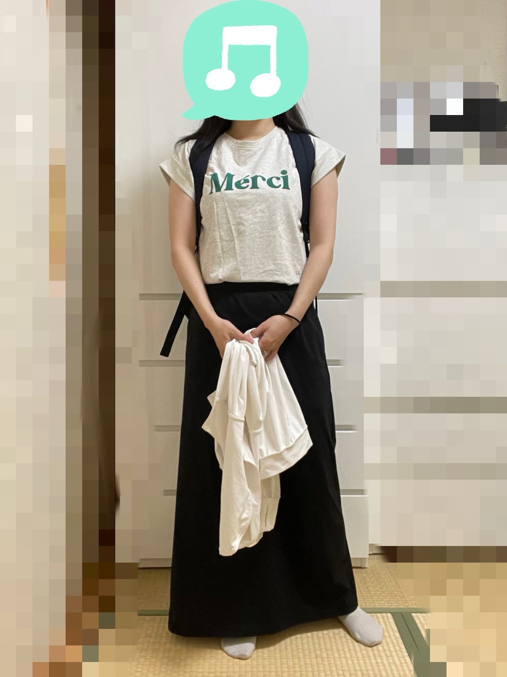 「スポーツミックス、ロゴT、Tシャツ、スカート、スニーカー、リュック、パーカー、室内でごめんなさい」｜「coca（coca）のロゴプリントロールアップ袖Tシャツ（Tシャツ/カットソー、ホワイト系）」を使った、むぅたさん（レディース・159cm）の春コーディネートの1枚目の写真