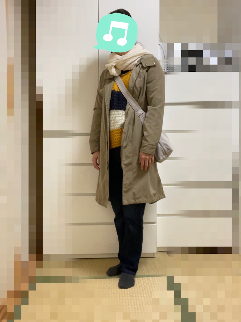 「室内でごめんなさい、ビッグニット、防風、撮影失敗、ブーツ、ロングコート、冬コーデ、ブラック、シヨートブーツ、デニム、ビッグシルエット、Levi's、デニムっていいよね、モッズコート、ニット」｜「ROPE' PICNICの【撥水・花粉ガード】ライナーフードとりはずしモッズコート（モッズコート、グリーン系）」を使った、むぅたさん（レディース・159cm）の冬コーディネートの1枚目の写真