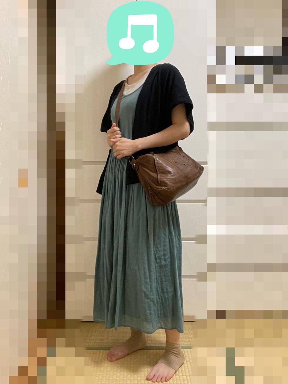 「ワンピース、Tシャツ、レイヤードスタイル、カーディガン、サンダル、ショルダーバッグ、室内でごめんなさい」｜「UNIQLOのスーピマコットンクルーネックT Mサイズ（Tシャツ/カットソー、ベージュ系）」を使った、むぅたさん（レディース・159cm）の秋コーディネートの1枚目の写真