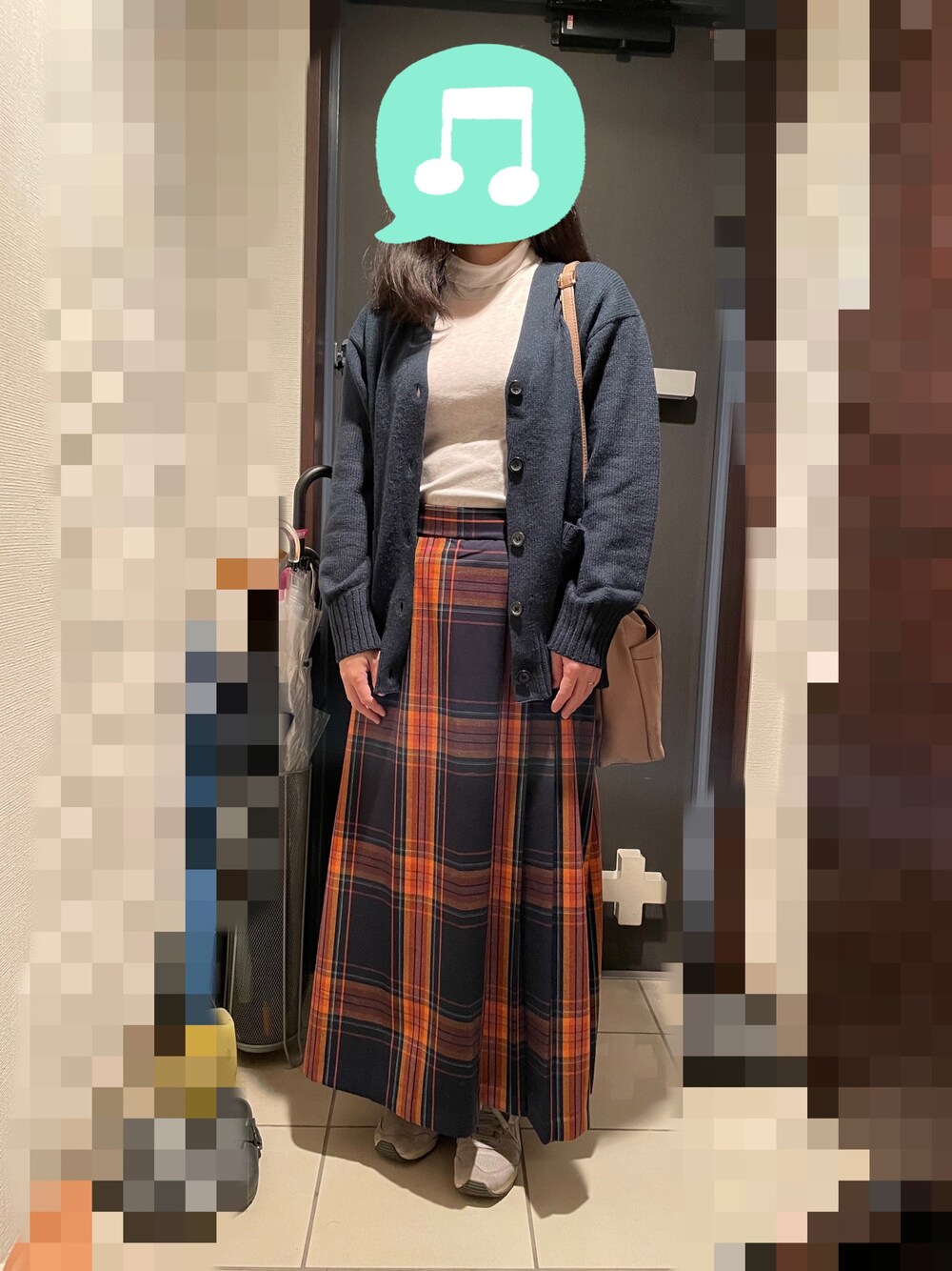 ホワイト系のTシャツ/カットソー、グリーン系のカーディガン/ボレロ、ブルー系のスカートを着用したレディースの秋コーディネートの1枚目の写真