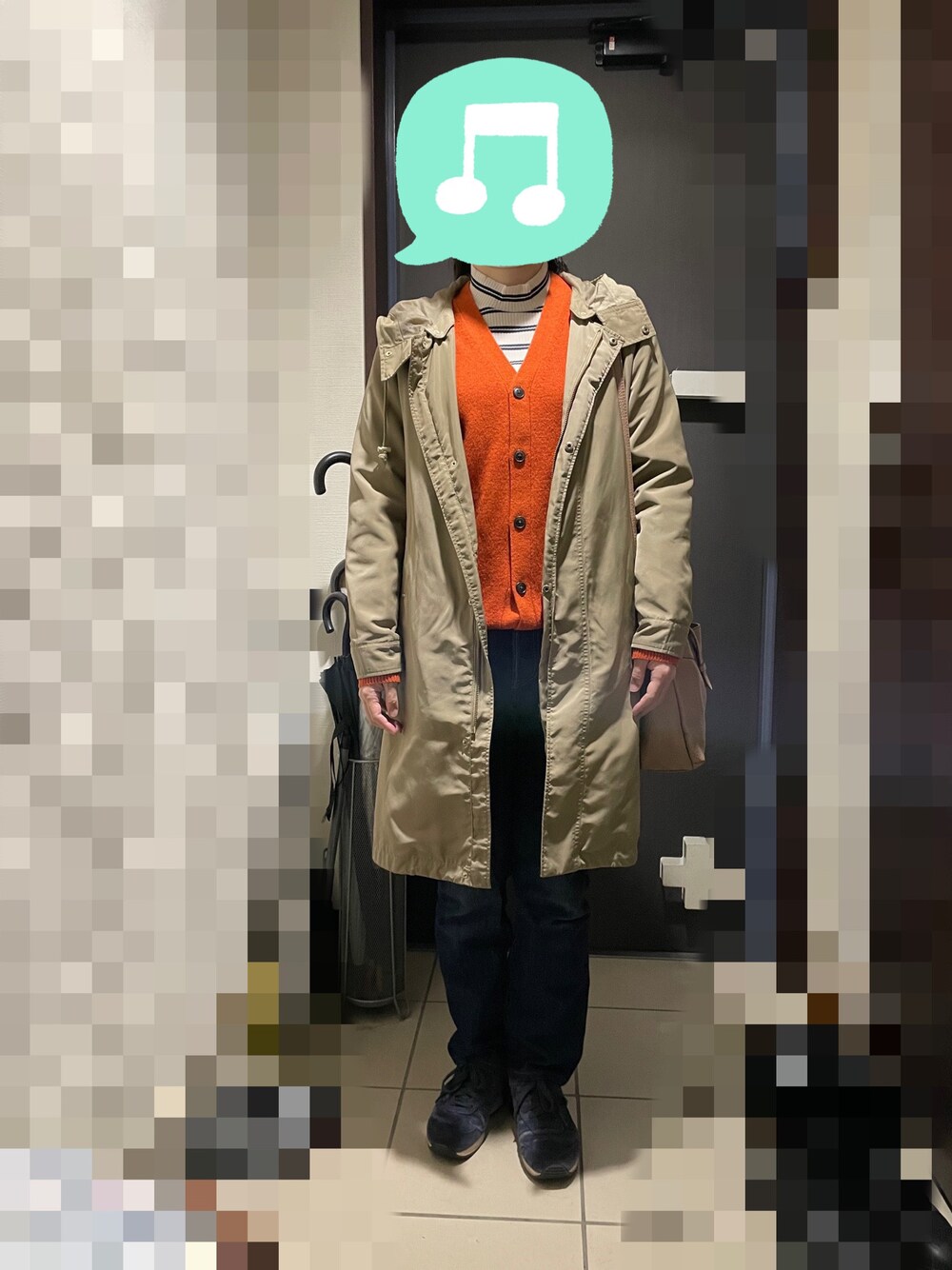 「カーディガン、オレンジ、ニット、冬コーデ、デニム、レイヤードスタイル、スニーカー、UNIQLO、ロングコート、ショルダーバッグ、プチプラ、ボーダー」｜「UNIQLOのリブボーダーハイネックＴ（長袖）　Lサイズ（ニット/セーター、ホワイト系）」を使った、むぅたさん（レディース・159cm）の冬コーディネートの1枚目の写真