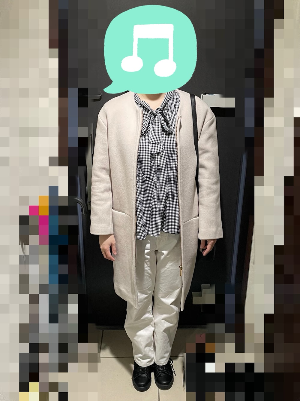「ブラウス、ホワイト、チェック、デニム、スニーカー、ショルダーバッグ、自転車スタイル」｜「UNIQLOのストレートハイライズジーンズ　25（デニムパンツ、ホワイト系）」を使った、むぅたさん（レディース・159cm）の冬コーディネートの1枚目の写真