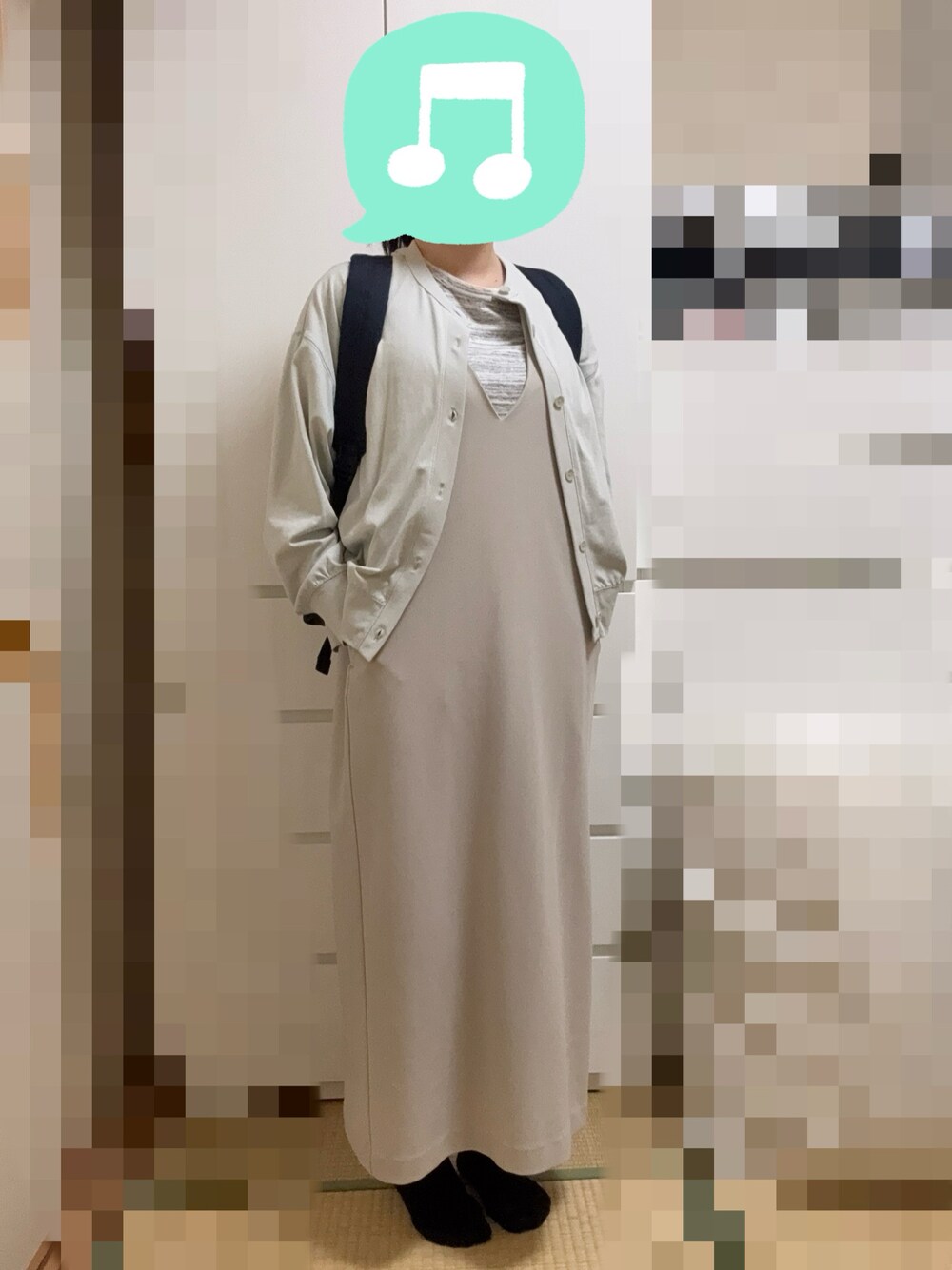 「淡色コーデ、Tシャツ、カーディガン、ジャンパースカート、スニーカー、リュック、室内でごめんなさい」｜「無印良品の再生コットン混クルーネック半袖Ｔシャツ（Tシャツ/カットソー、グレー系）」を使った、むぅたさん（レディース・159cm）の春コーディネートの1枚目の写真
