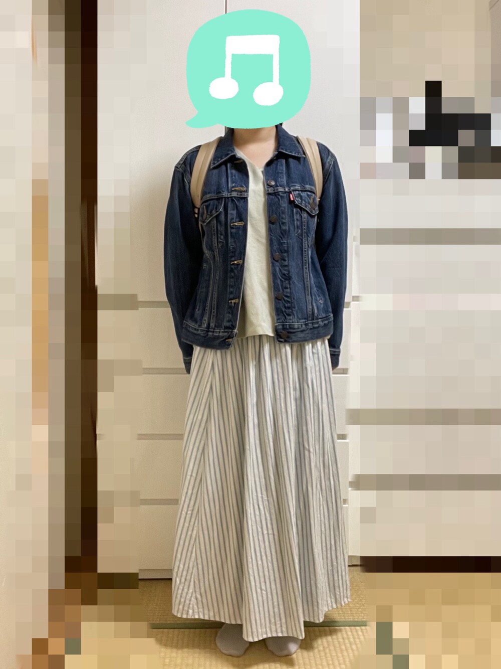「Gジャン、デニム、セーター、ストライプ、スカート、スニーカー、リュック、室内でごめんなさい」｜「UNIQLOの3DコットンVネックセーター(長袖) Lサイズ（トップス、グリーン系）」を使った、むぅたさん（レディース・159cm）の春コーディネートの1枚目の写真
