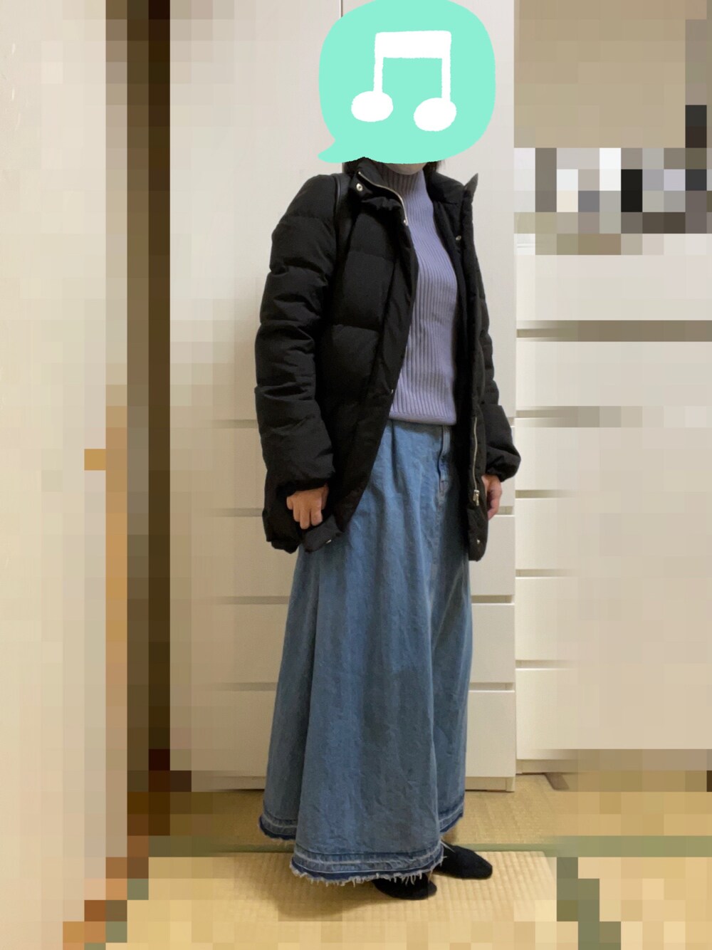 「室内でごめんなさい、リブニット、プチプラ、あったかコーデ、カラーニット、GU、ボリューム袖、デニム、ブーツ、デニムっていいよね、デニムスカート、ニット、冬コーデ、ロングスカート」｜「A Day in the Life のダウンコート（ダウンジャケット/コート、ブラック系）」を使った、むぅたさん（レディース・159cm）の冬コーディネートの1枚目の写真