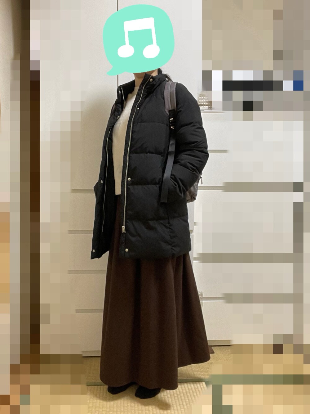 「雨の日コーデ、ニット、スカート、ブーツ、ダウンジャケット、リュック、室内でごめんなさい」｜「UNIQLOのプレミアムラムクルーネックセーター（長袖）　Mサイズ（ニット/セーター、ホワイト系）」を使った、むぅたさん（レディース・159cm）の春コーディネートの1枚目の写真
