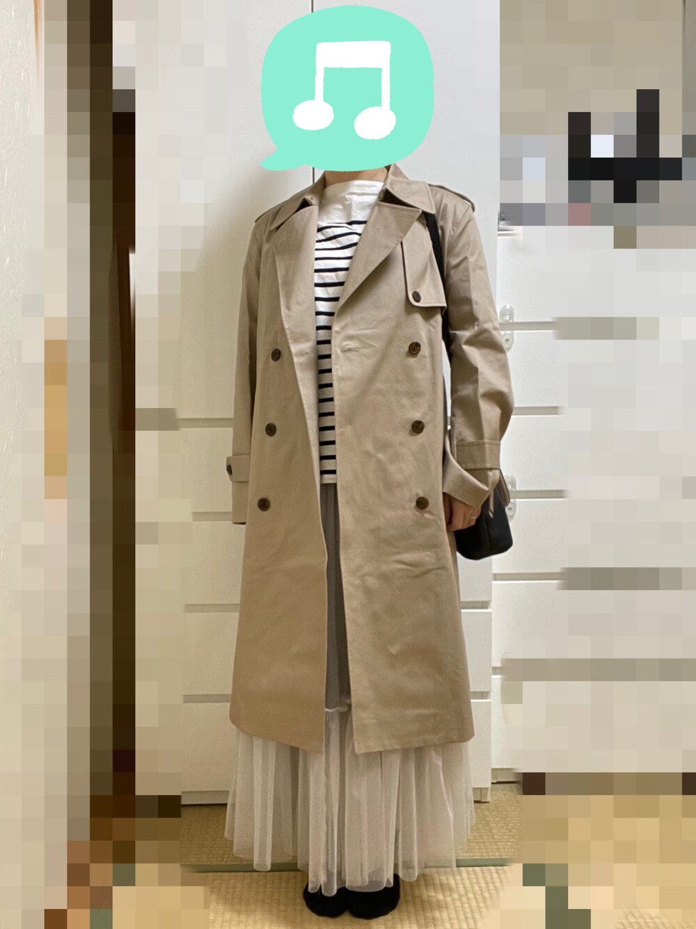 「春コーデ、ボーダー、スカート、ブーツ、トレンチコート、ショルダーバッグ、室内でごめんなさい」｜「UNIQLOのボーダーオーバーサイズT Sサイズ（Tシャツ/カットソー、ホワイト系）」を使った、むぅたさん（レディース・159cm）の春コーディネートの1枚目の写真