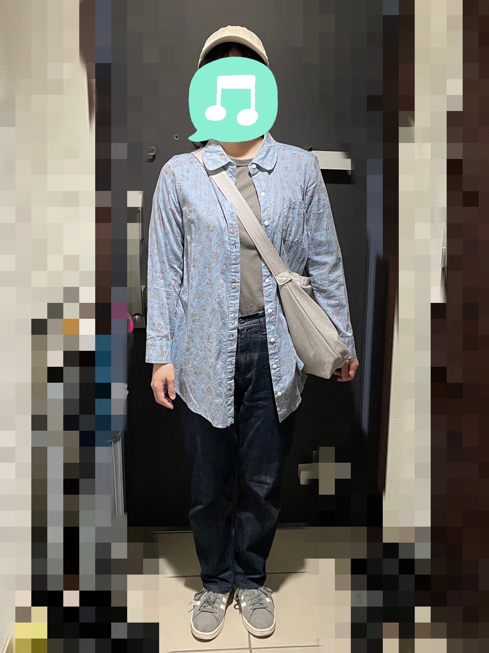 グレー系のTシャツ/カットソー、ブルー系のシャツ/ブラウス、ブルー系のデニムパンツを着用したレディースの春コーディネートの1枚目の写真