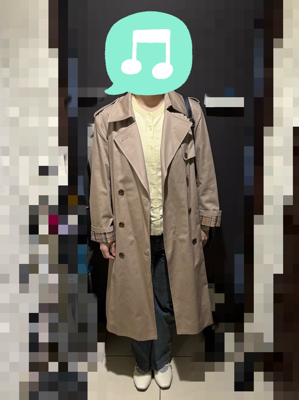 「デニム、プチプラ、カーディガン、パンプス、トレンチコート、ショルダーバッグ、春コーデ」｜「UNIQLOのUVカットクルーネックカーディガン（長袖）　Lサイズ（カーディガン/ボレロ、イエロー系）」を使った、むぅたさん（レディース・159cm）の春コーディネートの1枚目の写真