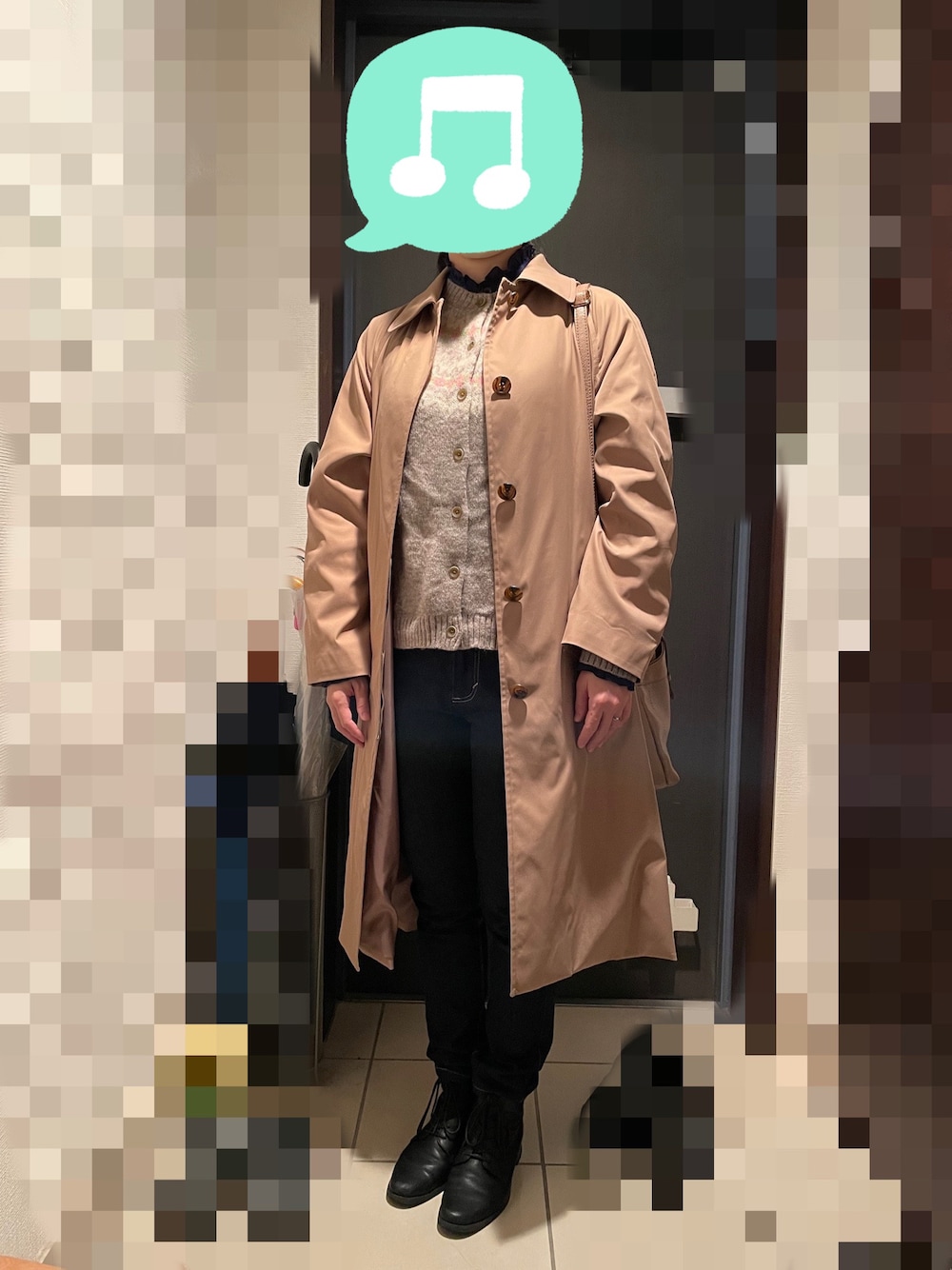 「イネス×UNIQLO、ニット、ブーツ、デニム、レイヤードスタイル、UNIQLO、ロングコート、プチプラ、カーディガン」｜「UNIQLOのジャガードカーディガン(長袖)（カーディガン/ボレロ、ベージュ系）」を使った、むぅたさん（レディース・159cm）の秋コーディネートの1枚目の写真
