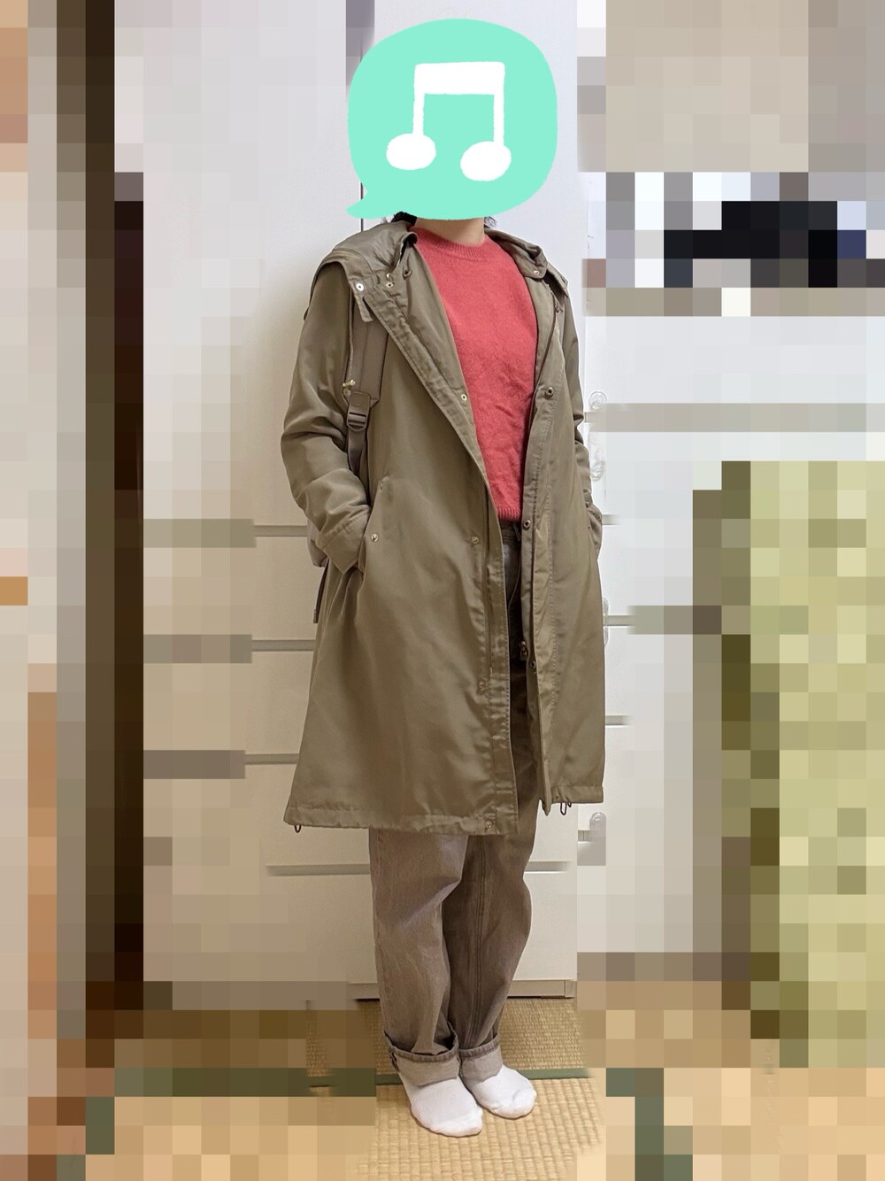 「淡色コーデ、ニット、デニム、スニーカー、リュック、コート、モッズコート、室内でごめんなさい」｜「UNIQLOのプレミアムラムクルーネックセーター　Lサイズ（ニット/セーター、ピンク系）」を使った、むぅたさん（レディース・159cm）の冬コーディネートの1枚目の写真