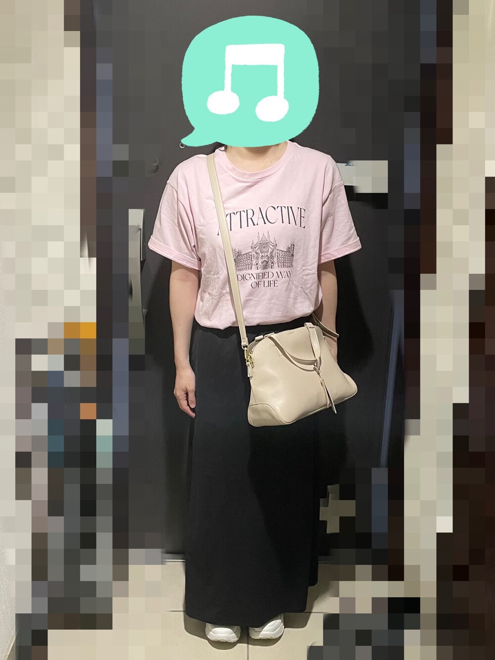「シンプルコーデ、Tシャツ、スカート、スニーカー、ショルダーバッグ」｜「GLOBAL WORKのヴィンテージ風プリントT/118012（Tシャツ/カットソー、ピンク系）」を使った、むぅたさん（レディース・159cm）の夏コーディネートの1枚目の写真