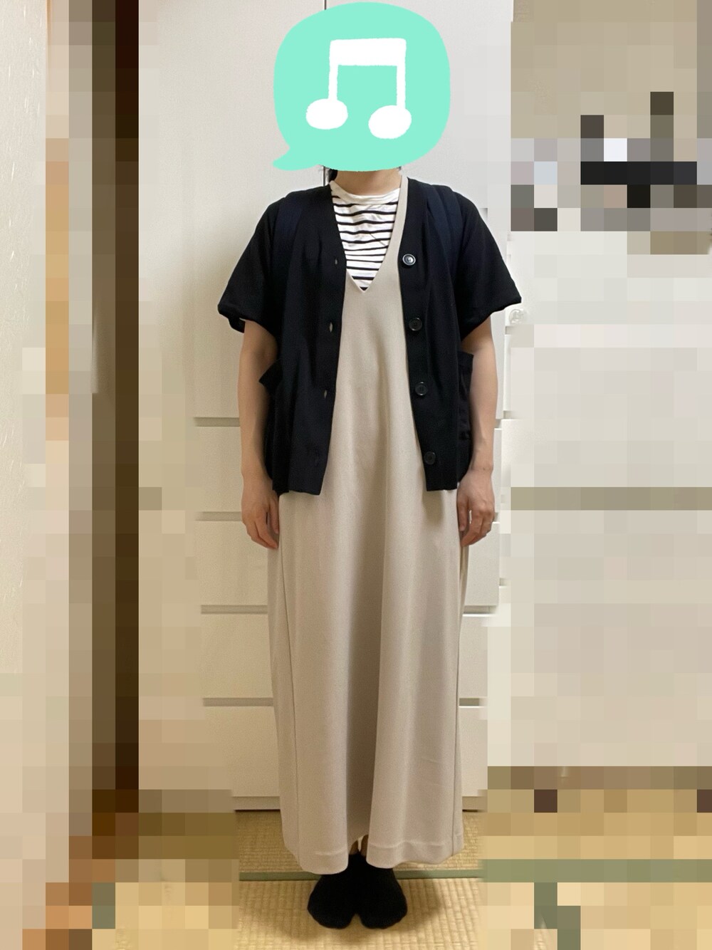 「ボーダー、モノトーン、Tシャツ、カーディガン、ジャンパースカート、スニーカー、リュック、室内でごめんなさい」｜「HoneysのオーガニックボーダーＴ（Tシャツ/カットソー、ホワイト系）」を使った、むぅたさん（レディース・159cm）の秋コーディネートの1枚目の写真