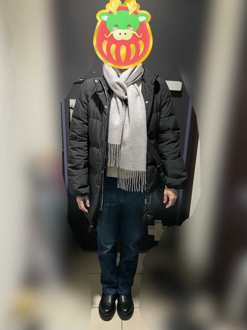 「ダウン、ニット、デニム、ブーツ、ショルダーバッグ、マフラー、休日スタイル、コート」｜「UNIQLOのプレミアムラムクルーネックセーター（長袖）　Mサイズ（ニット/セーター、ホワイト系）」を使った、むぅたさん（レディース・159cm）の冬コーディネートの1枚目の写真