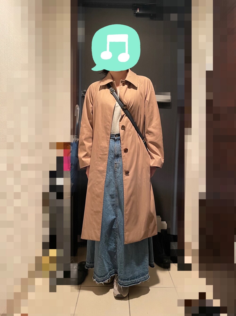 「春コーデ、ショッピング、UNIQLO、デニムっていいよね、デニム、スクエアバッグ、デニムスカート、ショルダーバッグ、ニット、スニーカー、ロングコート、春色、GU、ロングスカート」｜「UNIQLOのステンカラーコート　Sサイズ（ステンカラーコート、ベージュ系）」を使った、むぅたさん（レディース・159cm）の春コーディネートの1枚目の写真