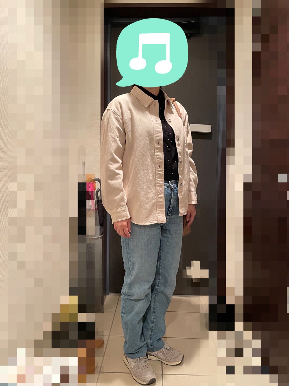 「UNIQLO、ユニクロコーデ、自転車コーデ、春コーデ、レイヤードスタイル、プチプラ、デニムジャケット、シャツスタイル、デニムシャツ、デニムっていいよね、デニム、スクエアバッグ、ショルダーバッグ、スニーカー」｜「UNIQLOのデニムシャツジャケット　Mサイズ（デニムジャケット、ホワイト系）」を使った、むぅたさん（レディース・159cm）の春コーディネートの1枚目の写真