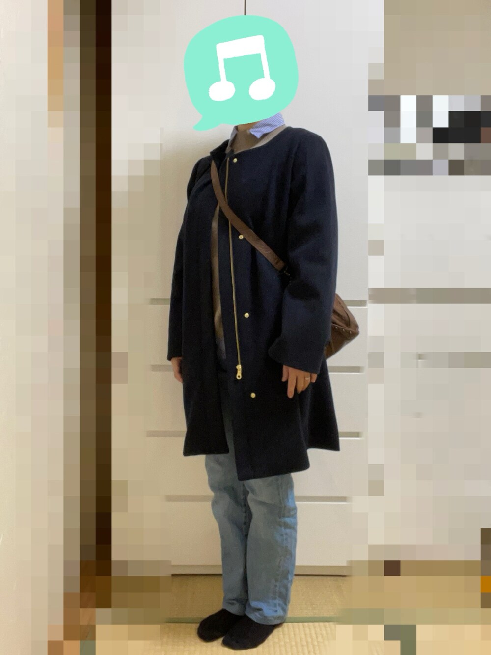 「シャツ、ニット、デニム、ブーツ、ショルダーバッグ、マフラー、室内でごめんなさい、マネっこコーデ」｜「UNIQLOのコットンストライプシャツ　Sサイズ（シャツ/ブラウス、ブルー系）」を使った、むぅたさん（レディース・159cm）の冬コーディネートの1枚目の写真