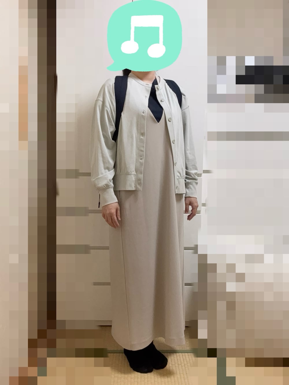 「カーディガン、Tシャツ、ワンピース、ジャンパースカート、スニーカー、リュック、シンプルコーデ、淡色コーデ、室内でごめんなさい」｜「無印良品のムラ糸天竺編みフレンチスリーブＴシャツ 婦人Ｍ・ネイビー（Tシャツ/カットソー、ブルー系）」を使った、むぅたさん（レディース・159cm）の春コーディネートの1枚目の写真