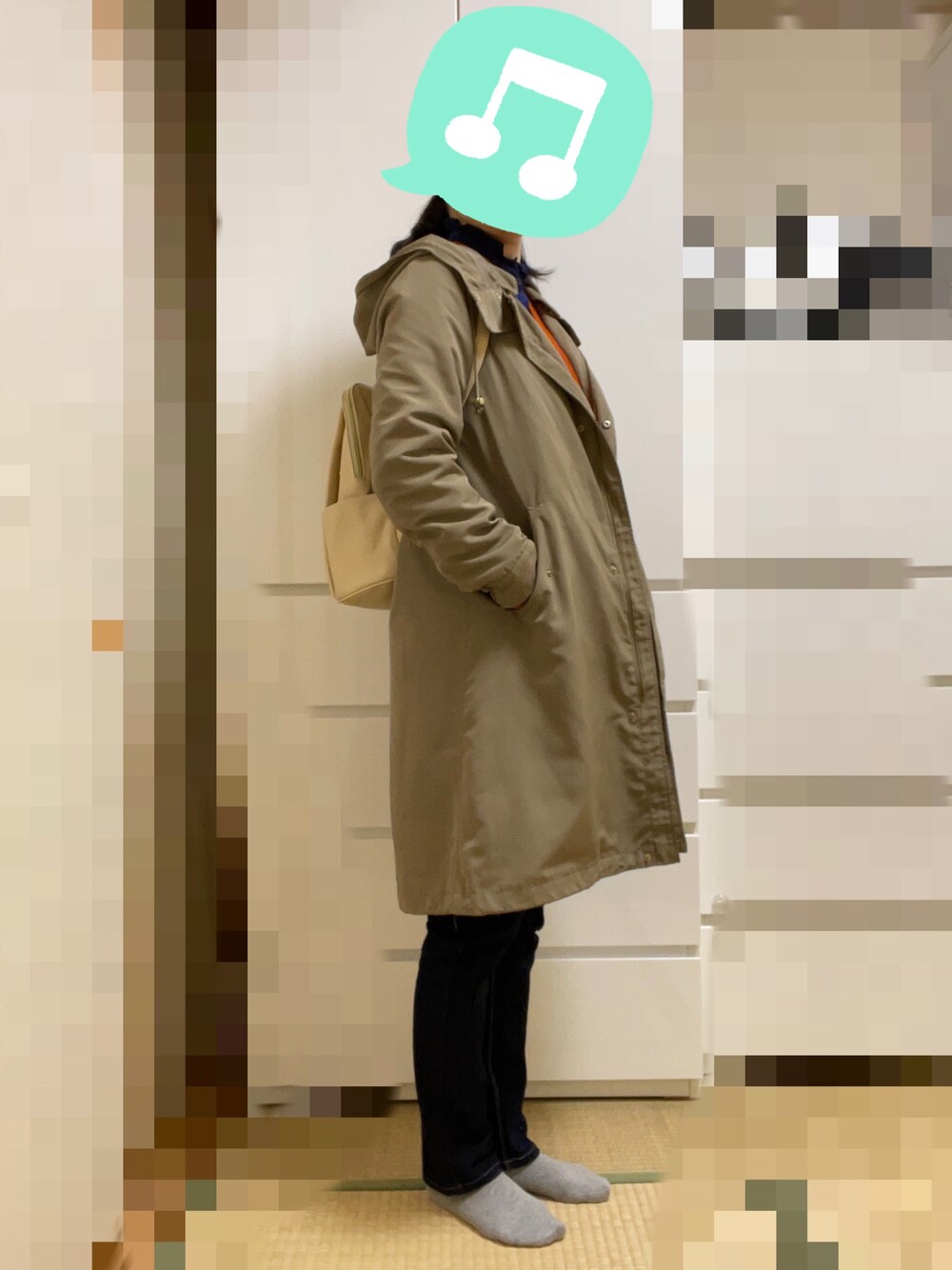 「カジュアルダウン、ブラウス、室内でごめんなさい、スニーカー、UNIQLO、ロングコート、プチプラ、コンバース、カーディガン、デニム」｜「UNIQLOのコットンフリルシャツ（長袖）Mサイズ（シャツ/ブラウス、ブルー系）」を使った、むぅたさん（レディース・159cm）の冬コーディネートの1枚目の写真