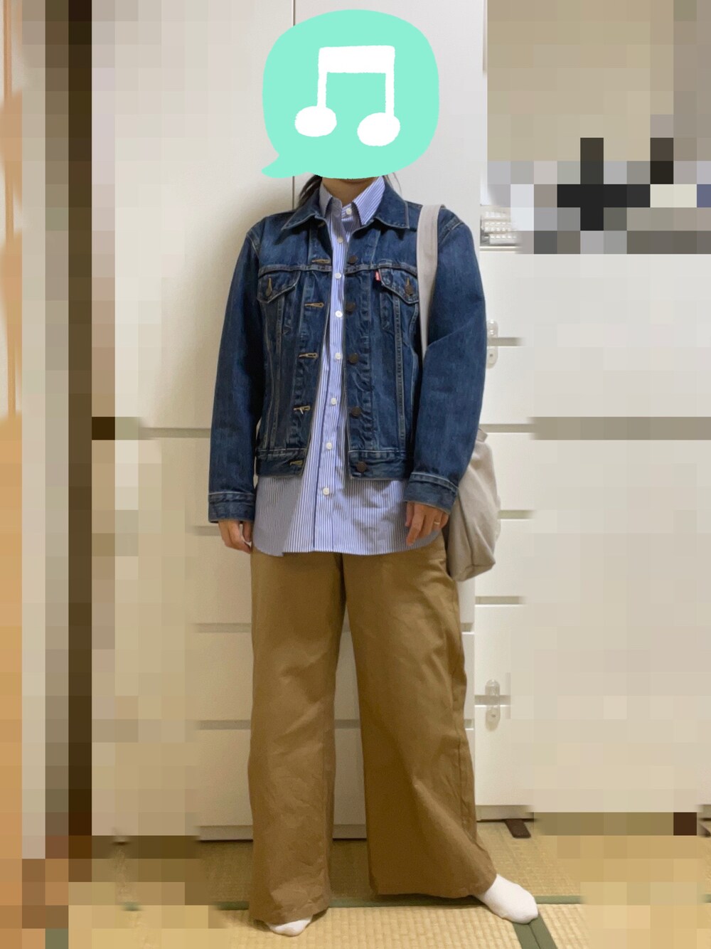 「デニムジャケット、ストライプシャツ、UNIQLO、カジュアル、GU、室内でごめんなさい、シャツスタイル、デニム、スニーカー」｜「UNIQLOのコットンストライプシャツ　Sサイズ（シャツ/ブラウス、ブルー系）」を使った、むぅたさん（レディース・159cm）の春コーディネートの1枚目の写真